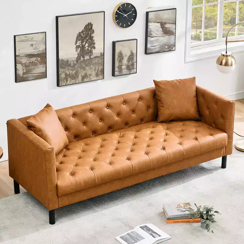 Divano Chesterfield a 3 posti in similpelle color cognac